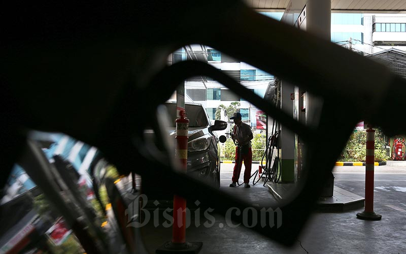 Petugas melakukan pengisian bahan bakar minyak (BBM) di salah satu SPBU yang ada di Jakarta, Senin (31/9).  - Bisnis/Nurul Hidayat