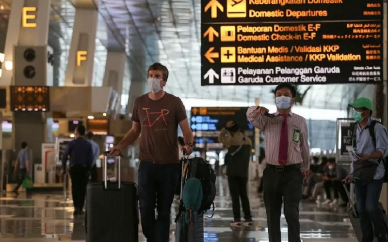 Seorang warga negara asing (WNA) berjalan di Terminal 3 Bandara Internasional Soekarno-Hatta, Tangerang, Banten, Rabu (13/1/2021). - Antara\r\n