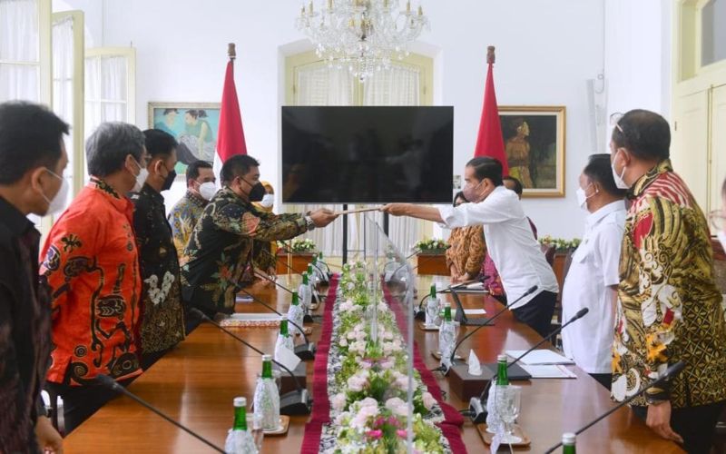Presiden Jokowi menerima tim seleksi calon anggota KPU dan calon anggota Bawaslu masa jabatan 2022-2027, Kamis (06/01/2022), di Istana Kepresidenan Bogor - BPMI Setpres - Muchlis Jr
