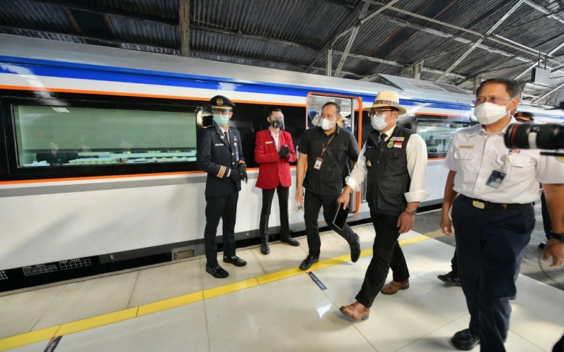 Gubernur Jabar Ridwan Kamil didampingi Dirut PT KAI Didiek Hartantyo saat melakukan inspeksi terakhir jalur kereta api Cibatu-Garut sebelum resmi dioperasikan. - Istimewa