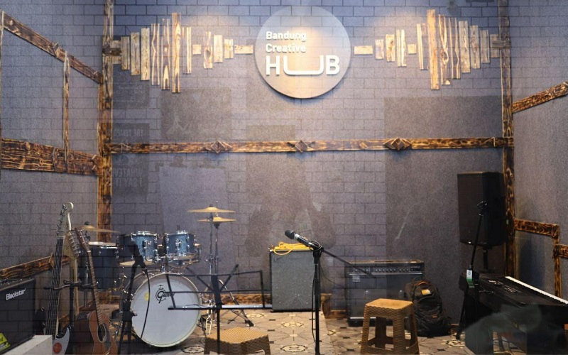 Studio musik gratis yang terletak di gedung Bandung Creative Hub 