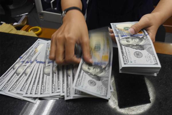 Petugas kasir menghitung mata uang dolar Amerika Serikat di tempat penukaran uang, di Jakarta, Selasa (2/10/2018). - ANTARA/Indrianto Eko Suwarso