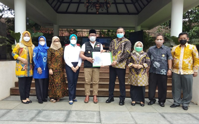 Wakil Wali Kota Bekasi Tri Adhianto (empat kanan) resmi menjabat sebagai Pelaksana Tugas (Plt) Wali Kota