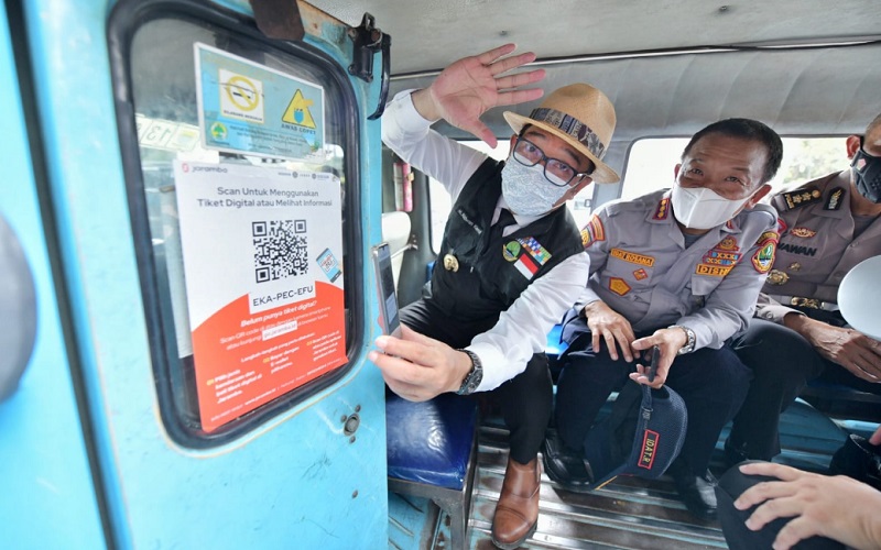 Gubernur Jawa Barat Ridwan Kamil (kiri) meluncurkan aplikasi Jaramba, sebuah platform digital yang akan memudahkan masyarakat bepergian dengan angkutan umum.