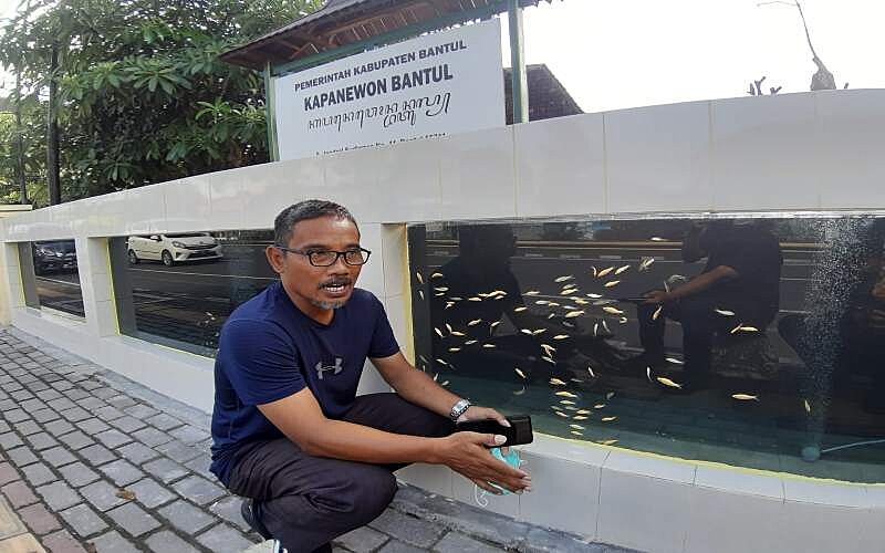 Pagar berbentuk akuarium di Kapanewon Bantul jadi perbincangan warga. Ukurannya yang besar dan lebar, membuat warga tertarik berswafoto di depan kolam pada Jumat (7/1/2022). - JIBI/Catur Dwi Janati