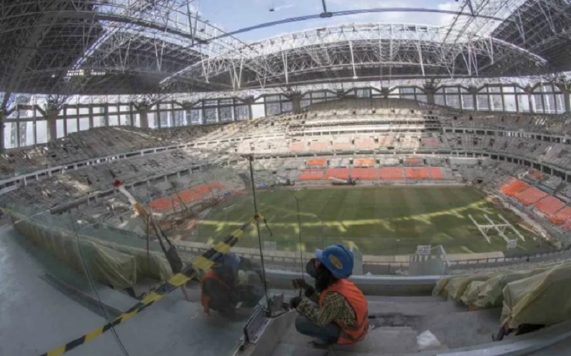 Pekerja menyelesaikan pembangunan Jakarta International Stadium (JIS) di Tanjung Priok, Jakarta, Kamis (9/12/2021). Pembangunan stadion berkapasitas 82 ribu penonton yang ditargetkan selesai pada akhir 2021 tersebut telah mencapai 87,85 persen (data terakhir PT Jakarta Propertindo pada 9 Desember 2021) serta telah selesai pada bagian atap metal sheet atap berstandar FIFA. - Antara