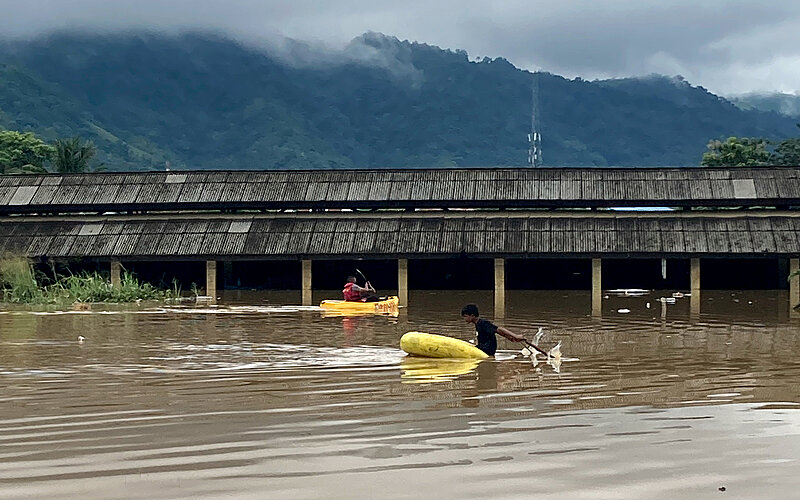 Seorang warga menaiki perahu saat banjir di Pasar Youtefa Abepura, Papua, Jumat (7/1/2022). Berdasarkan data BNPB hujan lebat dan tanah longsor di sejumlah wilayah Jayapura telah mengakibatkan enam orang meninggal dunia. - Antara/Adharnazamudin.