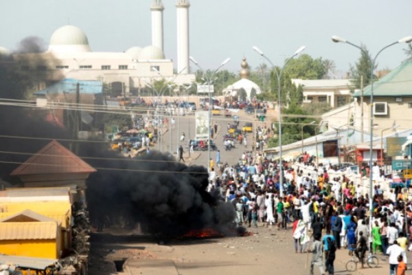 Asap membubung setelah ledakan bom bunuh diri di Gombe, Nigeria (1/2/2015). - Reuters/Afolabi Sotunde
