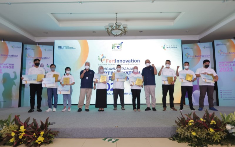PT Pupuk Indonesia (Persero) memberikan penghargaan kepada pemenang Fertinnovation Challenge 2021. - Istimewa