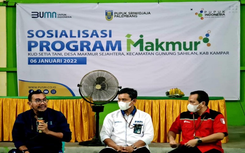 Arya Sinulingga, staf khusus Menteri BUMN menjelaskan program Makmur di Kampar, Riau. Hingga kini Kementerian BUMN dan Pusri telah membantu pengembangan 6.841 hektare kebun kelapa sawit di Riau melalui Program Makmur. - Istimewa