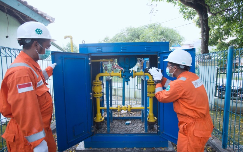Petugas PT Perusahaan Gas Negara Tbk sedang memeriksa operasional jaringan gas rumah tangga. Istimewa - PGN