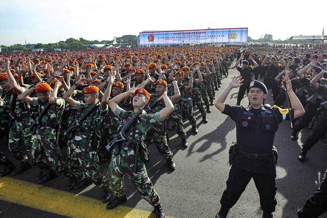 Prajurit TNI-Polri meneriakkan yel-yel saat mengikuti Apel - ANTARA/Dhemas Reviyanto