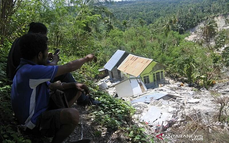 Seorang warga Kabupaten Kupang, Provinsi Nusa Tenggara Timur menunjuk rumah yang rusak akibat tanah longsor saat badai siklon tropis seroja melanda daerah itu pada April 2021 lalu. - Antara/Benny Jahang.