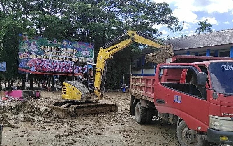 SMA Negeri 4 Entrop, salah satu lokasi terparah saat banjir melanda Kota Jayapura, Provinsi Papya, Jumat (7/1/2022) sedang dilakukan pembersihan. - Antara/Evarukdijati.
