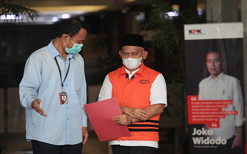 Tersangka Bupati Hulu Sungai Utara nonaktif Abdul Wahid (kanan) berjalan menuju mobil tahanan usai menjalani pemeriksaan di Gedung Merah Putih KPK, Jakarta, Kamis (23/12/2021). - Antara/Reno Esnir.