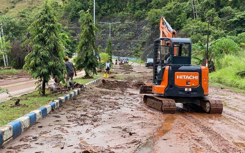 Kementerian PUPR menerjunkan alat berat dalam rangka penanganan darurat pasca banjir di Jayapura dan sekitarnya. - Antara