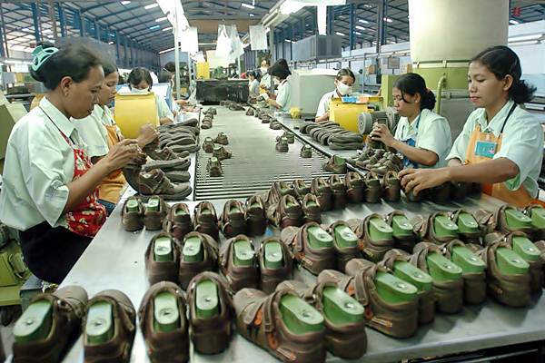 Ilustrasi - Pekerja menyelesaikan produksi sepatu untuk ekspor.  - JIBI/Wahyu Darmawan