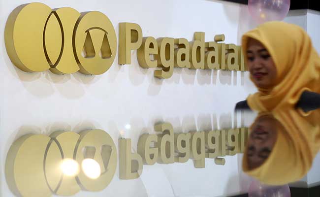 Karyawan melintas didekat logo  PT Pengadaian (Persero) di Jakarta, Senin (17/2/2020). Bisnis - Abdullah Azzam