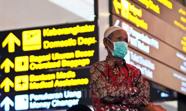 Calon Jamaah Umrah menunggu kepastian untuk berangkat ke Tanah Suci Mekah di Terminal 3 Bandara Soekarno Hatta, Tangerang, Banten, Kamis (27/2/2020). Bisnis - Eusebio Chrysnamurti