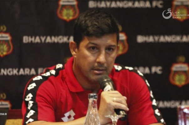 Pelatih Alfredo Vera  - Liga Indonesia