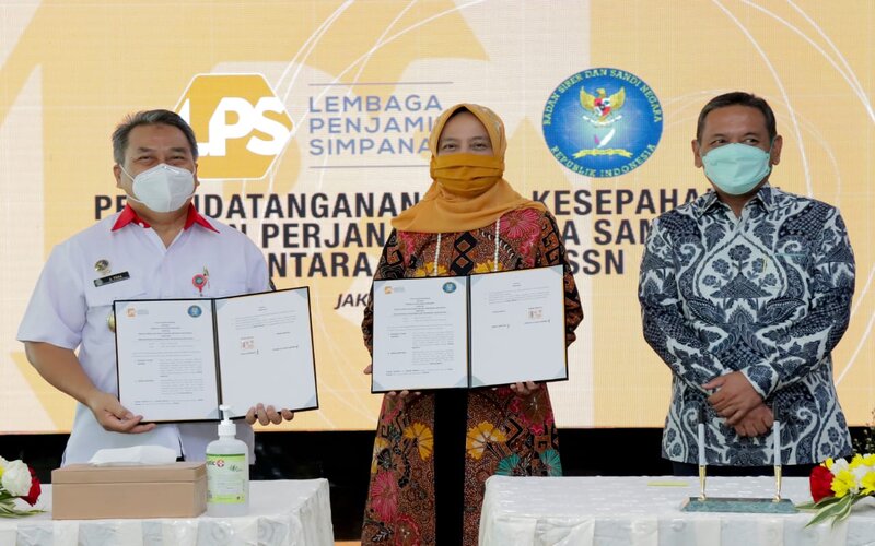 Kepala Eksekutif Lembaga Penjamin Simpanan (LPS) Lana Soelistianingsih (tengah) dalam penandatanganan nota kesepahaman dengan Badan Siber dan Sandi Negara (BSSN) - BSSN