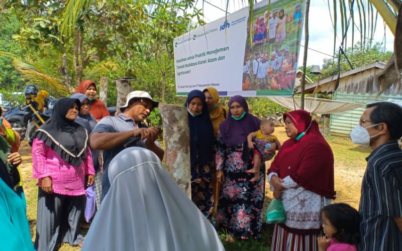 Kegiatan pelatihan yang dilakukan oleh PT Royal Lestari Utama kepada Kelompok Wanita Tani di Desa Sungai Karang, VII Koto Ilir, Kabupaten Tebo, Jambi. - Istimewa