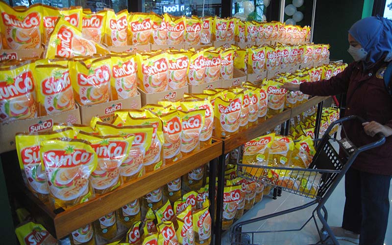 Seorang pengunjung memilih minyak goreng kemasan di Supermarket GS, Mal Boxies123, Bogor, Jawa Barat, Selasa (28/12/2021).  - Antara Foto/Arif Firmansyah/tom.\r\n