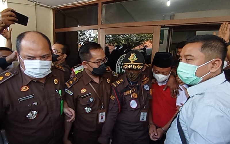 Herry Wirawan alias HW (kaos merah) dikawal saat menghadiri persidangan hari ini dengan agenda tuntutan. HW dituntut hukuman mati oleh jaksa penuntut umum Kejaksaan Tinggi Jawa Barat, juga hukuman tambahan yakni kebiri kimia. 