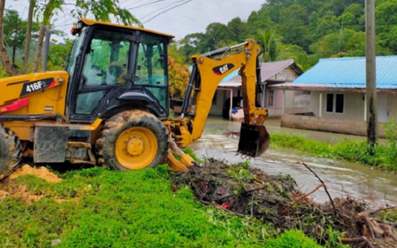 Unit alat berat diterjunkan untuk membersihkan sisa material banjir yang melanda Kabupaten Aceh Jaya, Aceh, Selasa (11/1/2022).  - Istimewa