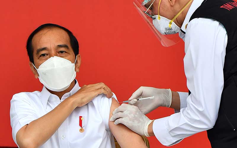 Presiden Joko Widodo (kiri) disuntik dosis pertama vaksin Covid-19 produksi Sinovac oleh vaksinator Wakil Ketua Dokter Kepresidenan Prof Abdul Mutalib (kanan) di beranda Istana Merdeka, Jakarta, Rabu (13/1/2021). ANTARA FOTO - Setpres/Agus Suparto