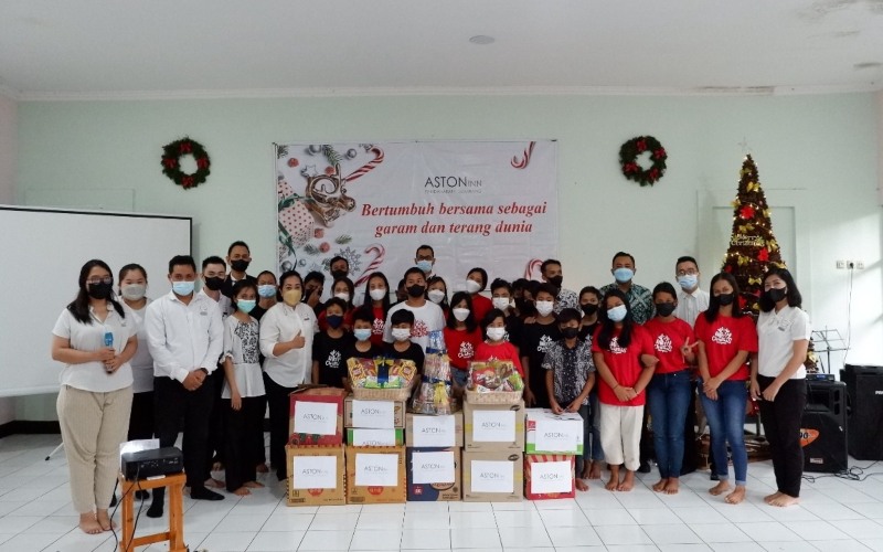 Aston Inn Pandanaran Semarang menyelenggarakan acara perayaan Natal  bersama anak-anak panti asuhan Salib Putih di Salatiga.  - Dok. Aston Inn