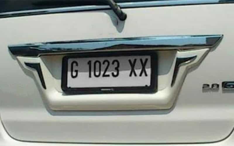 Ilustrasi pelat nomor kendaraan berwarna putih - momobil.id.