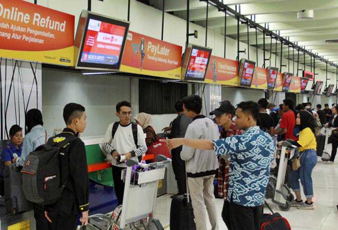 Sejumlah penumpang pesawat melakukan lapor diri di konter chek in Terminal 1 B Bandara Soekarno Hatta, Tangerang, Banten, Minggu (26/5/2019). - ANTARA/Muhammad Iqbal