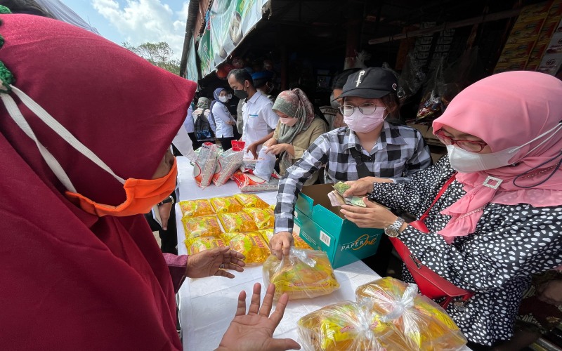 Seorang warga membeli minyak goreng kemasan di operasi pasar minyak goreng murah di Pasar Alang-Alang Lebar Palembang, Rabu (12/1). -Bisnis - Dinda Wulandari