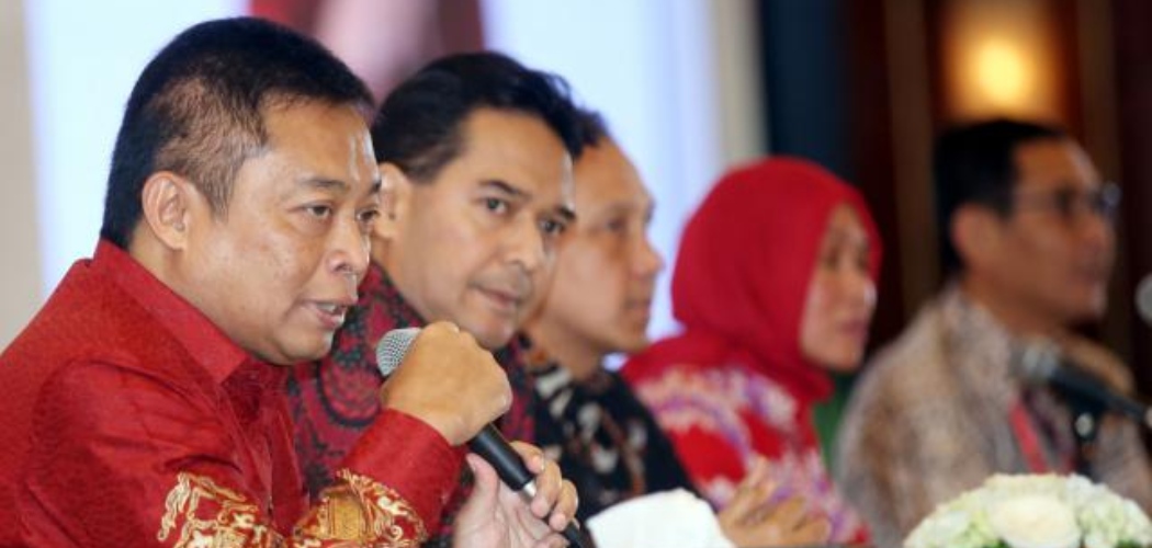 Direktur Utama PT Telekomunikasi Indonesia (Persero) Tbk. Ririek Adriansyah (kiri) memberi penjelasan di sela-sela RUPST, di Jakarta, Jumat (24/5/2019). - Bisnis/Abdullah Azzam