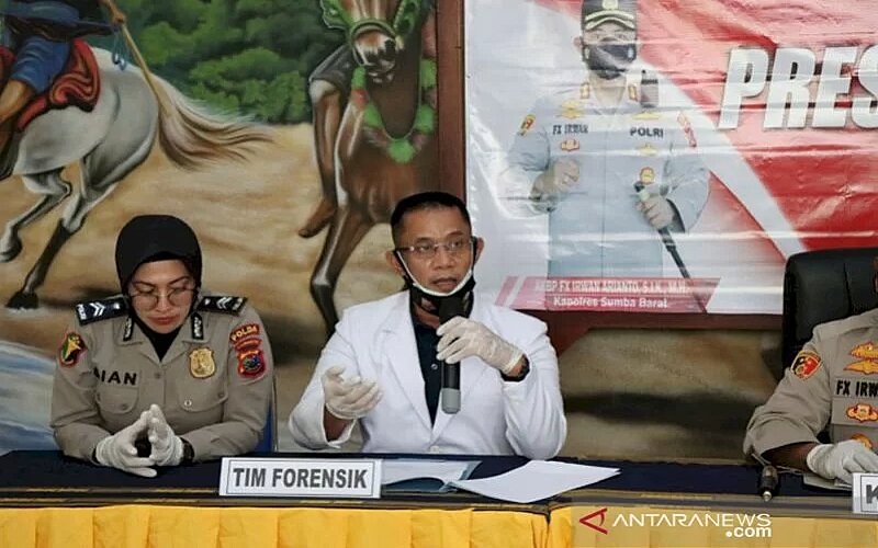 Dokter forensik dari Polda NTT AKBP dr. Edy Syahputra Hasibuan menjelaskan penyebab kematian dari AA di sel Polsek Katikutana. - Antara/Polres Sumba Barat