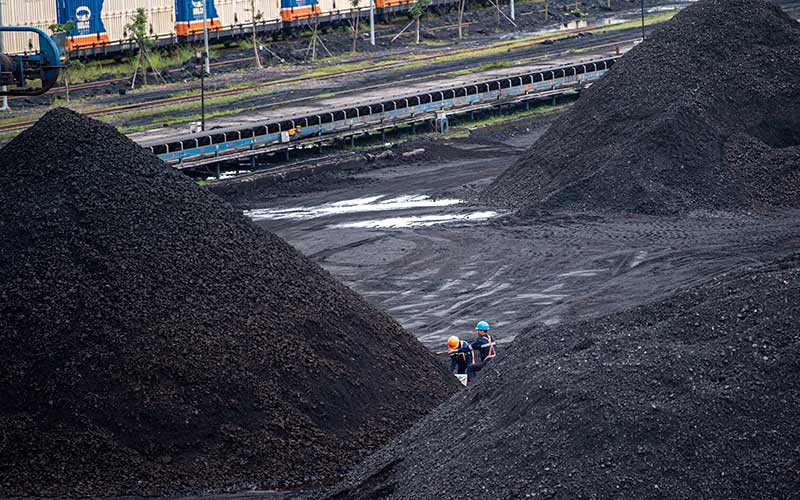 Pekerja memeriksa kualitas batu bara di area pengumpulan Dermaga Batu bara Kertapati milik PT Bukit Asam Tbk. di Palembang, Sumatera Selatan, Selasa (4/1/2022).  - Antara Foto/Nova Wahyudi