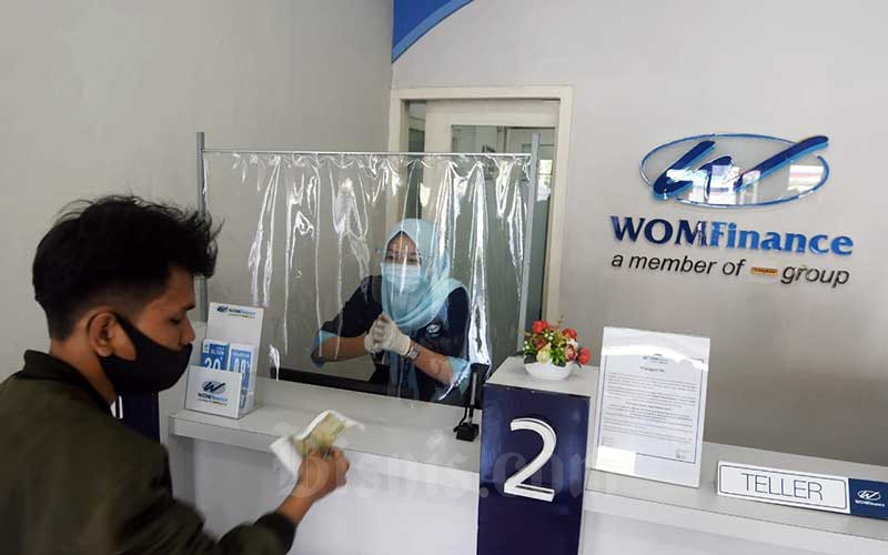 Petugas melayani nasabah di salah satu cabang WOM Finance di Cileungsi, Kabupaten Bogor, Senin (7/9/2020). Bisnis - Abdurachman