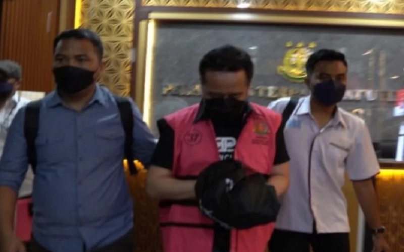 Petugas membawa Didit Wijayanto Wijaya, seorang pengacara ditetapkan sebagai tersangka terkait kasus korupsi LPEI keluar dari Gedung Bundar menuju mobil tahanan kejaksaan, Rabu dini hari (1/12/2021). - Antara