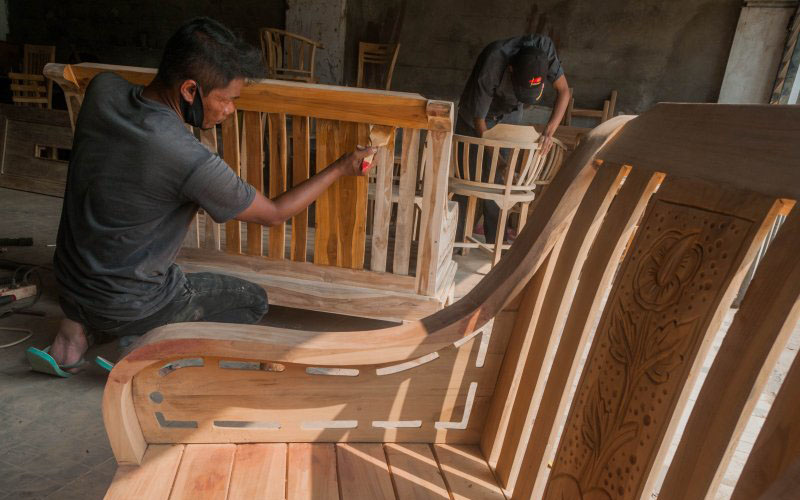 Pekerja menyelesaikan tahap produksi mebel kayu jati di Desa Mekar Agung Lebak, Banten. Kerajinan mebel berupa kursi, meja, dan tempat tidur yang berbahan dasar limbah kayu jati dan mahoni dengan harga berkisar Rp13 juta hingga Rp5 juta per unit.  - Antara/Mansyur S