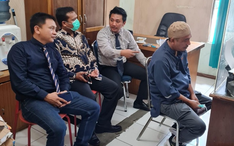 Pelatih cabang olahraga biliar Sumatra Utara Khairuddin Aritonang alias Coki (kanan) saat diperiksa penyidik di Mapolda Sumatra Utara, Kamis (13/1/2022).  - Bisnis/Nanda Fahriza Batubara