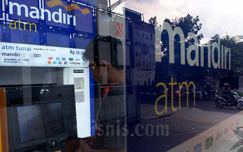 Nasabah melakukan transaksi elektronik lewat ATM Bank Mandiri di Jakarta, Senin (1/10/2019).  - Bisnis/Nurul Hidayat