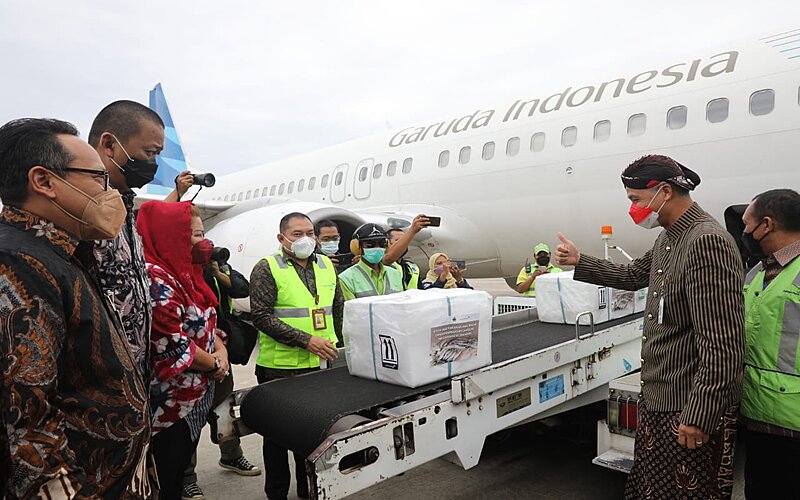 Gubernur Jateng Ganjar Pranowo melepas ekspor 6,3 ton produk perikanan dan album foto ke Singapura di Bandara Ahmad Yani Semarang. - Istimewa.