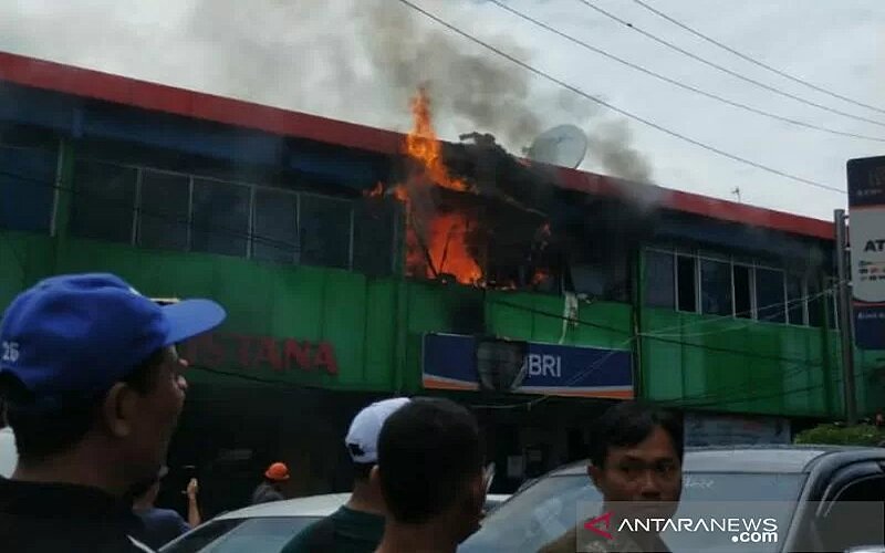 Kantor Bank BRI Unit Kliwon yang menempati salah satu ruko di Pasar Kliwon Kudus, Jalan Jenderal Sudirman Kudus, Jawa Tengah, Kamis (13/1/2022), terbakar. - Antara