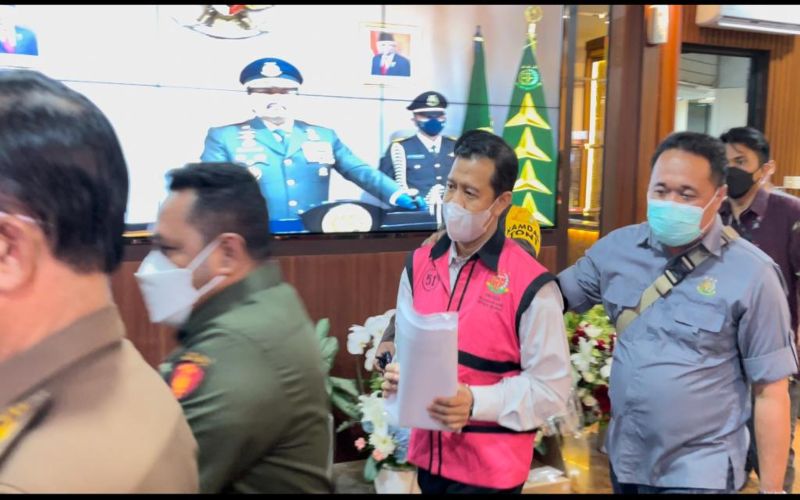 Petugas Kejaksaan Agung sedang menggiring salah satu tersangka kasus korupsi LPEI di Kantor Jaksa Muda Pidana Khusus, Jakarta, Kamis (13/1/2022). - JIBI/Sholahuddin Al Ayyubi