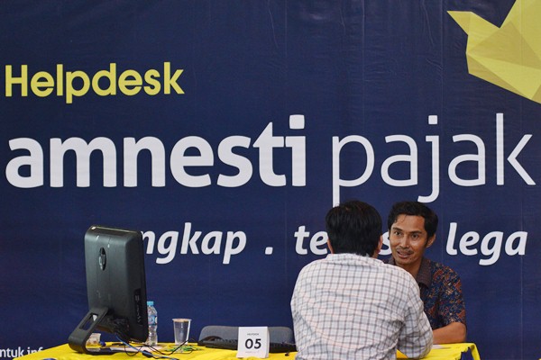 Petugas pajak melayani warga yang mengikuti program Pengampunan Pajak (Tax Amnesty) di Kantor Direktorat Jendral Pajak, Jakarta, Jum'at (31/3). - Antara/Atika Fauziyyah