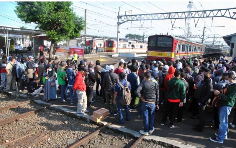 Sejumlah penumpang KRL Commuter Line antre menunggu kedatangan kereta di Stasiun Bogor, Jawa Barat, Senin (13/4 - 2020). /ANTARA