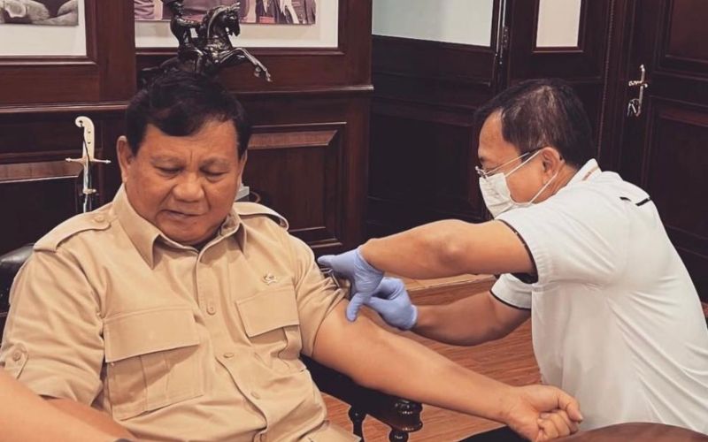 Menteri Pertahanan Prabowo Subianto disuntik vaksin booster Covid/19 dengan menggunakan vaksin Nusantara oleh mantan Menteri Kesehatan Terawan Agus Putranto / Instagram