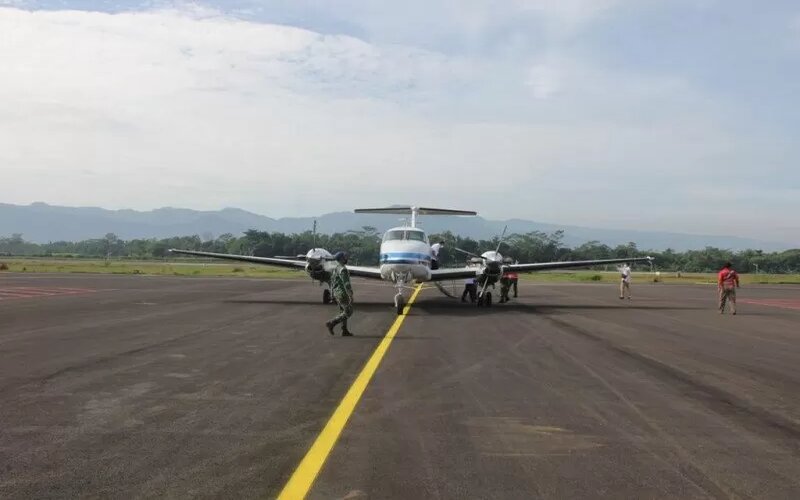 Pesawat mendarat perdana di Bandara JB Soedirman, Purbalingga, Jawa Tengah. - Antara