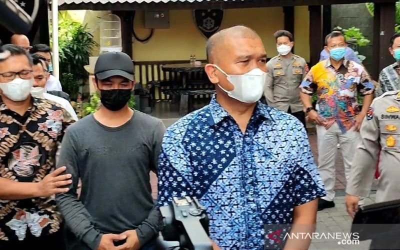 Pelaku penendang sesajen di Semeru berinisial HF (dua kiri/bertopi) saat menjalani pemeriksaan di Mapolda Jatim di Surabaya, Jumat (14/1/2022). (ANTARA - Willy Irawan)